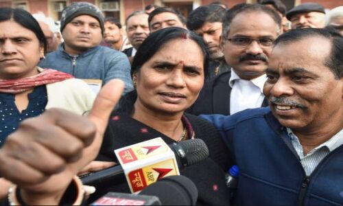 निर्भया के 2 बलात्कार दोषियों की क्यूरेटिव पिटिशन खारिज,  निर्भया की मां बोली वेट कर रही हूं 22 जनवरी फांसी के दिन का