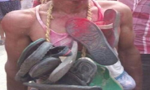 यूपी : गांव में महिला से छेड़छाड़ करने पर जूतों की माला पहनाकर आदमी की कराई गई परेड