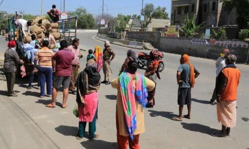 लॉकडाउन: मुसीबत में मजदूर, राशन ले तो जलील, न ले तो भूखा रहना पड़ेगा
