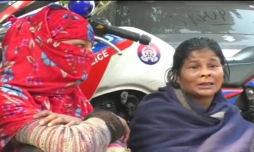 48 घंटे तक कानपुर पुलिस ने बलात्कार पीड़िता की नहीं की शिकायत दर्ज, मजबूरन मां के साथ थाने के बाहर जमाया डेरा