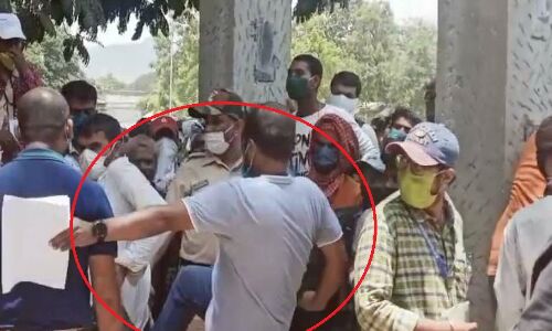 पालघर में तहसीलदार ने यात्रा पास का इंतजार करते प्रवासी मजदूर पर बरसाये लात-घूंसे, वीडियो हुआ वायरल