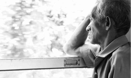 ये अनुरोध करती औरतें आपके दरवाज़े पर खड़ी थीं