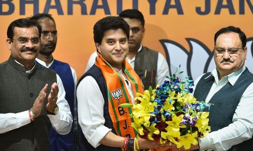 ज्योतिरादित्य सिंधिया के बीजेपी में शामिल होने के बाद पार्टी में बग़ावत, इस दिग्गज ने उठाए सवाल