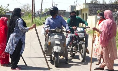मर्द नहीं आए काबू तो लॉकडाउन लागू कराने घरों से निकलीं महिलाएं