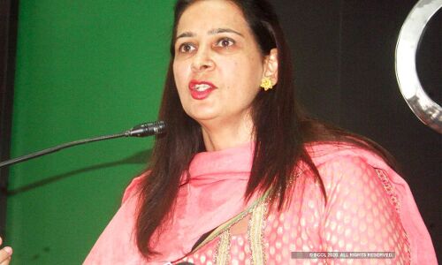 पंजाब: मिसेज नवजोत कौर सिद्धू फिर गुस्से में, शराब तस्करी के मुद्दे पर सीएम को घेरा पंजाब: मिसेज नवजोत कौर सिद्धू फिर गुस्से में, शराब तस्करी के मुद्दे पर सीएम को घेरा