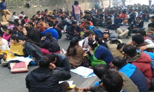 नियमितीकरण को लेकर ठेका शिक्षकों का एलजी हाउस पर धरना