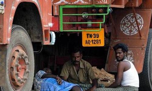 ट्रक ड्राईवर सिर्फ दो विभागों को हर साल देते हैं 48 हजार करोड़ रुपए की घूस