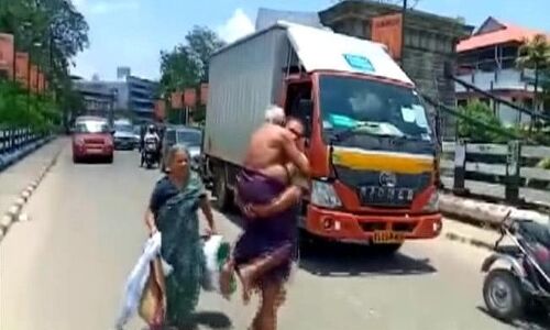 लॉकडाउन : बीमार पिता को पुलिस ने ऑटो से उतारा, गोद में उठाने को मजबूर हुआ बेटा