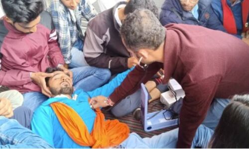 अल्मोड़ा में छात्रसंघ अध्यक्ष की तबीयत बिगड़ने पर हरकत में आया कॉलेज प्रशासन, आश्वासन के बाद टूटा अनशन