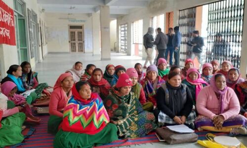 भोजन मातायें बोलीं बेटी बचाओ का नारा लगाने वाली भाजपा सरकार में हो रहा है हमारा शोषण