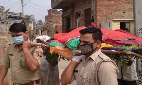 बेसहारा दलित महिला की मौत होने पर बेटे बन गए पुलिसवाले, कंधा देकर किया अंतिम संस्कार