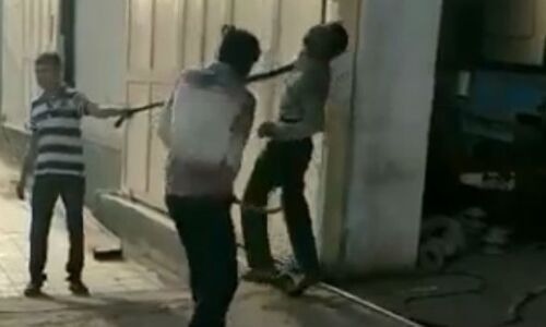 देखिए प्रधानमंत्री मोदी के गुजरात में दलित युवक की पीट—पीटकर किस तरह की हत्या, बीवी की हालत बहुत नाजुक