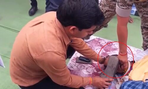 दूल्हे को पड़ा मिर्गी का दौरा तो बस्तर के एडीएम ने सुंघाया जूता