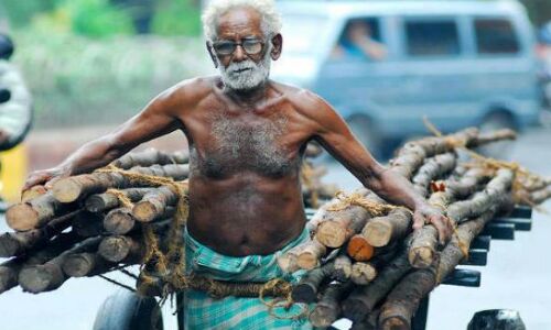 जब भी पिता नमाज़ पढ़ते थे ख़ुदा उनके हाथों को देख शर्मिंदा हो जाता था जब भी पिता नमाज़ पढ़ते थे ख़ुदा उनके हाथों को देख शर्मिंदा हो जाता था