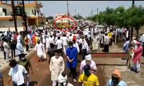 सोशल डिस्टेंसिंग की धज्जियाँ उड़ाकर संत के अंतिम दर्शन में शामिल हुए हजारों भक्त सोशल डिस्टेंसिंग की धज्जियाँ उड़ाकर संत के अंतिम दर्शन में शामिल हुए हजारों भक्त