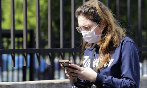 स्पीकर मोड पर सुनें मोबाइल, क्योंकि इस पर लंबे समय तक टिका रहता है कोरोना वायरस