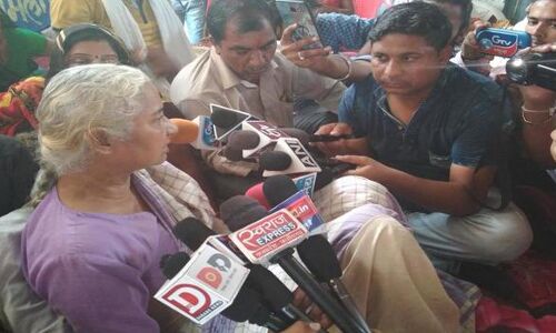 बल प्रयोग कर मेधा पाटेकर को किया गिरफ्तार