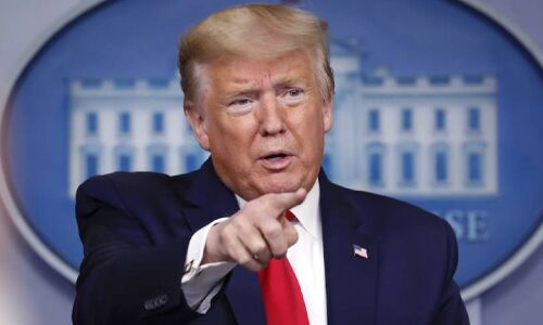 अमेरिका में अब तक कोरोना से 1 लाख से ज्यादा मौतें, मगर ट्रंप को लगता है WHO और चीन को आंखें दिखाने से मिल जायेगा इलाज