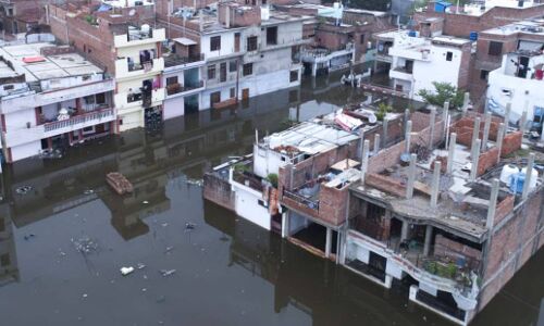 प्रयागराज विकास प्राधिकरण के भ्रष्टाचार के कारण बाढ़ की चपेट में 30 हजार परिवार