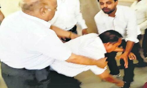 एबीवीपी छात्र नेता की गुंडागर्दी ऐसी कि प्रोफेसर ने पैर पकड़कर मांगी माफी