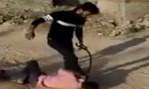 दबंग जाति के युवक ने लात-घूंसों और हंटर से की सरेआम मजदूर की पिटाई