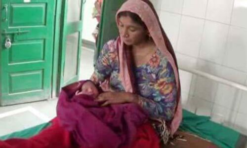 उत्तराखण्ड के सरकारी अस्पताल में साथी महिलाओं ने फर्श पर कराया 2 गर्भवतियों का प्रसव, नर्सें देखती रहीं तमाशा