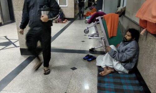 हरिद्वार जिला प्रशासन ने ब्रह्मचारी आत्मबोधानंद को AIIMS के बाहर लावारिस हालत में छोड़ा