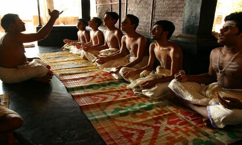 अब अंधविश्वास और चमत्कार कोर्स में होंगे शामिल