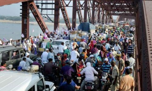 वाराणसी में निर्माणाधीन फ्लाईओवर गिरने से तकरीबन 25 लोगों की मौके पर मौत, दर्जनों गाड़ियां दबी मलबे में