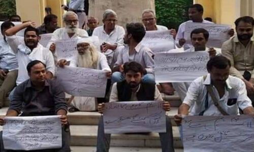 गांधी की प्रतिमा तोड़ने वालों के खिलाफ़ लखनऊ में धरना आयोजित, देशद्रोह का मुकदमा दर्ज करने की रखी मांग