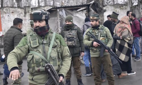 श्रीनगर में सीआरपीएफ पर ग्रेनेड हमला, दो लोग घायल, सुरक्षाबलों ने शुरू किया तलाशी अभियान