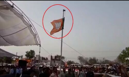 भाजपा मुख्यमंत्री ने राष्ट्रगान बजाकर फहराया भाजपा का झंडा और दी सलामी