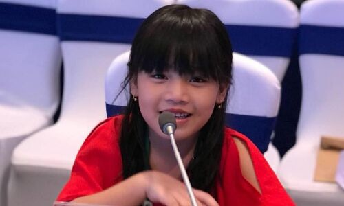 कौन है वो 8 साल की बच्ची, जिसने मोदी के #SheInspiresUs अभियान पर कालिख पोत दी कौन है वो 8 साल की बच्ची, जिसने मोदी के #SheInspiresUs अभियान पर कालिख पोत दी