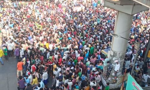 लॉकडाउन की मार : भूखे मजदूरों का टूटा धैर्य का बांध, बांद्रा स्टेशन पर उतरा जनसैलाब, पुलिस ने किया लाठीचार्ज