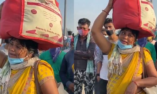 दिल्ली में फंसी महिला का दर्द पति की लाश घर में पड़ी है, बच्चे रो रहे हैं, हमें घर पहुंचा दीजिए दिल्ली में फंसी महिला का दर्द पति की लाश घर में पड़ी है, बच्चे रो रहे हैं, हमें घर पहुंचा दीजिए