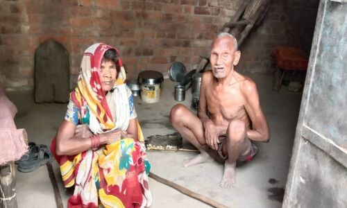 लॉकडाउन में भूख से पीड़ित नेत्रहीन बुजुर्ग दंपति की खबर दिखाने पर UP में डीएम ने दर्ज कराया पत्रकार के खिलाफ मुकदमा