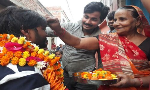 हिंदुओं ने जिताया इस मुस्लिम युवा को, आरती उतारकर किया स्वागत