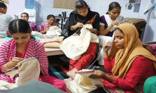 जीएसटी के कारण उजड़ने लगी है लखनऊ  की चिकन कारीगरी