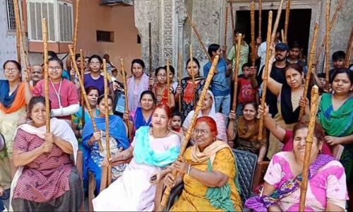 मोहल्ले में नहीं रु​क रही थी जिस्मफरोशी, महिलाओं ने बनाया लाठी गैंग