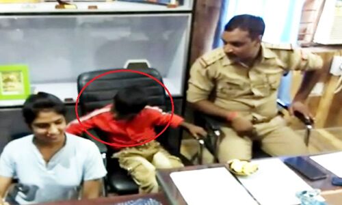 6 साल का कुपोषित बच्चा गोलू बाबा बना तांत्रिक, रोग भगाने के लिए अंधविश्वासियों का लग रहा उसके घर पर तांता