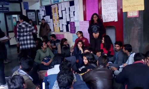 डीयू मैथ विभाग के धरनारत छात्रों को हिंसक तरीके से उठाया पुलिस ने, विरोध में सामूहिक रिजाइन करेंगे छात्र