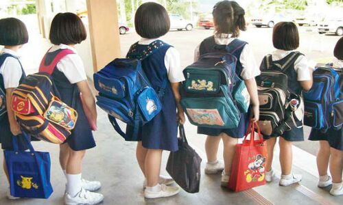 ज्ञान के लिए नहीं मुनाफे के लिए बच्चों को रोगी बना रहे स्कूल