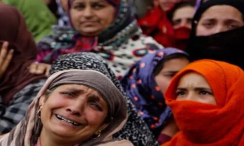 कश्मीर : जहां सैन्य शिविरों के बाहर खड़ी मांएं करती हैं बच्चों की रिहाई का इंतज़ार