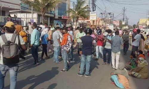 रांची में कोरोना से मरे मुस्लिम के शव को दफनाने के लिए हुआ बवाल, पुलिस ने दर्ज की एफआईआर रांची में कोरोना से मरे मुस्लिम के शव को दफनाने के लिए हुआ बवाल, पुलिस ने दर्ज की एफआईआर