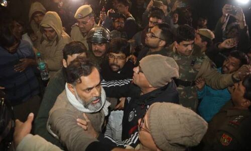 योगेंद्र यादव के साथ पुलिस और मीडिया की मौजूदगी में ABVP ने की मारपीट योगेंद्र यादव के साथ पुलिस और मीडिया की मौजूदगी में ABVP ने की मारपीट