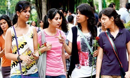 दिल्ली विश्वविद्यालय में लड़कियों के साथ हॉस्टल फीस में भेदभाव