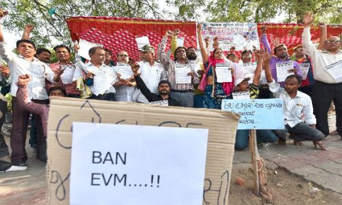 गुजरात चुनाव में सोशल मीडिया पर ट्रेंड कर रहा है #banEVM मूवमेंट