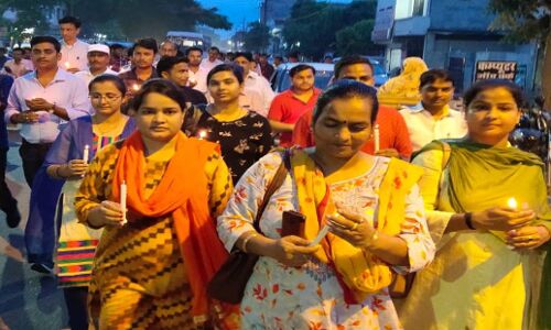 आरक्षण के नाम पर प्रताड़ित दलित अधिकारी आत्महत्या मामले में अधिकारियों ने लखीमपुर में किया प्रदर्शन