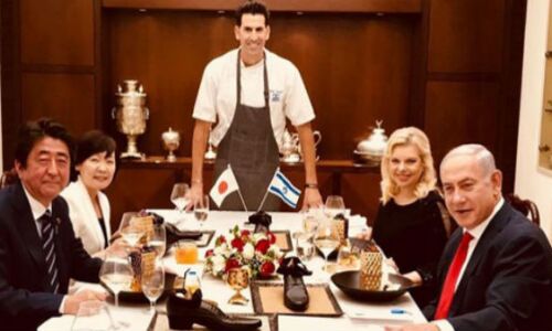 इजराइल ने किया जापानी प्रधानमंत्री शिंजो आबे का जूते से स्वागत इजराइल ने किया जापानी प्रधानमंत्री शिंजो आबे का जूते से स्वागत