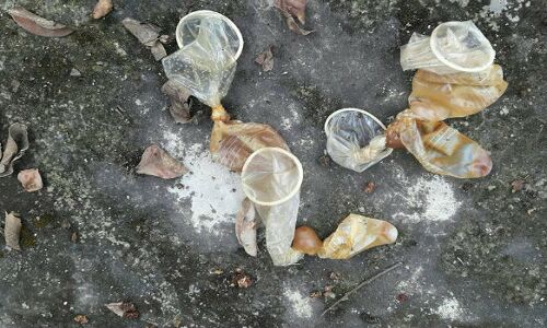 महिला शिक्षिकाओं के स्कूल में कंडोम​ मिलने से सनसनी